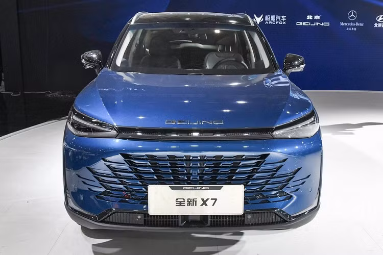 Beijing X7 2023 mới được xem là sản phẩm chủ lực của kỷ nguyên BAIC Motor 3.0, mẫu xe mới được cải tiến về thiết kế kiểu dáng, hiệu suất vận hành, công nghệ thông minh và trải nghiệm tiện nghi.