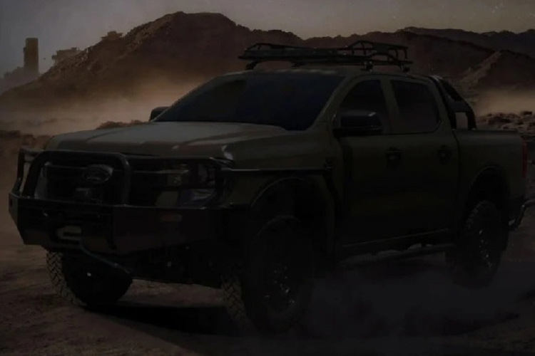 Cung cấp sức mạnh cho xe vẫn là động cơ V6 hoặc 4 xi-lanh tùy người mua lựa chọn, nhưng lại được bổ sung thêm mô-tơ điện và pin riêng. Hệ truyền động mới này có khả năng dẫn động cầu sau giúp xe vận hành khi cần thiết.