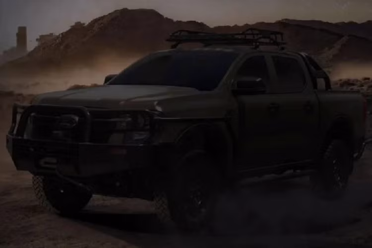 Cung cấp sức mạnh cho xe vẫn là động cơ V6 hoặc 4 xi-lanh tùy người mua lựa chọn, nhưng lại được bổ sung thêm mô-tơ điện và pin riêng. Hệ truyền động mới này có khả năng dẫn động cầu sau giúp xe vận hành khi cần thiết.