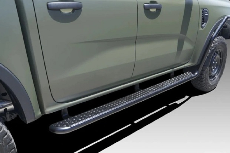 Tùy thuộc vào loại pin sử dụng, tốc độ tối đa xe có thể vận hành ở chế độ thuần điện (mặc định 20 km/h) hoặc phạm vi hoạt động (tối đa 20 km) khác nhau. Ngoài chế độ Im lặng, xe còn có chế độ tắt toàn bộ đèn bên ngoài để tránh gây sự chú ý. Chiếc Ford FG-P này có thể sử dụng được đa dạng các loại nhiên liệu từ dầu đến nhiên liệu máy bay.