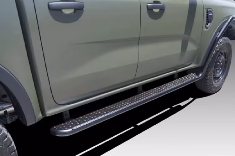 Tùy thuộc vào loại pin sử dụng, tốc độ tối đa xe có thể vận hành ở chế độ thuần điện (mặc định 20 km/h) hoặc phạm vi hoạt động (tối đa 20 km) khác nhau. Ngoài chế độ Im lặng, xe còn có chế độ tắt toàn bộ đèn bên ngoài để tránh gây sự chú ý. Chiếc Ford FG-P này có thể sử dụng được đa dạng các loại nhiên liệu từ dầu đến nhiên liệu máy bay.