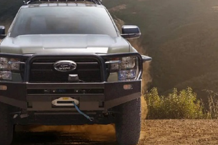 Xe cũng được trang bị thêm dàn 6 đèn ngoài cho cả trước và sau xe để giúp xe dễ dàng di chuyển vào ban đêm. Ford FG-P cũng có thêm tính năng cảnh báo chống trộm, khung bảo vệ và giá chằng đồ gắn trần cỡ lớn. Vì chủ yếu dùng có mục đích quân sự nên giá xe Ford Ranger FG-P hiện vẫn là một ẩn số.