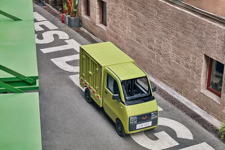 Wuling E10 đã lần đầu tiên được giới thiệu trực tuyến tại Trung Quốc vào đầu năm 2022. Tuy nhiên, mãi đến hôm 28/8/2023 vừa qua, xe mới được bán ra thị trường Trung Quốc. Ban đầu, xe sẽ chỉ được bán cho các công ty vận chuyển, sau đó mới nhắm đến khách hàng cá nhân. Tại thị trường Trung Quốc, giá xe Wuling E10 2024 có 2 phiên bản với giá bán từ 36.800 - 39.800 Nhân dân tệ (khoảng 121 - 131 triệu đồng).