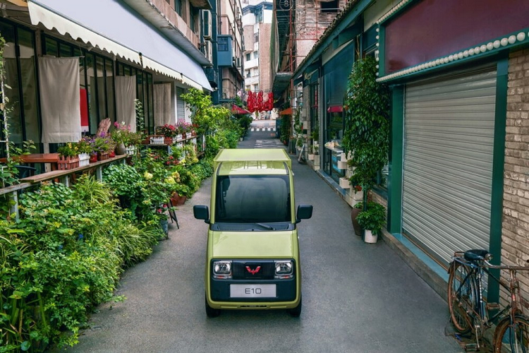 Mẫu ôtô điện Wuling E10 2024 này hứa hẹn sẽ là lựa chọn thay thế phù hợp cho xe ba gác chở hàng. Về thiết kế, Wuling E10 sở hữu thiết kế ngoại thất lạ mắt vì tỷ lệ kích thước khá độc đáo. 