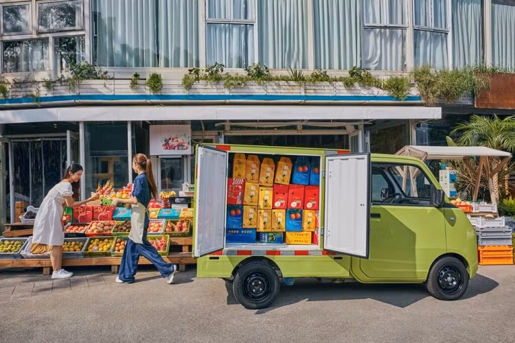 Cụ thể, mẫu xe Trung Quốc này có kích thước dài x rộng x cao lần lượt là 3.305 x 1.080 x 1.690 mm. Với bề ngang chưa đến 1,1 m, mẫu xe LCV này thậm chí có thể chạy xuyên hành lang. Ngoài ra, Wuling E10 còn có bán kính vòng quay tối thiểu chỉ 4,3 m nên dễ dàng xoay sở ở những nơi chật hẹp.