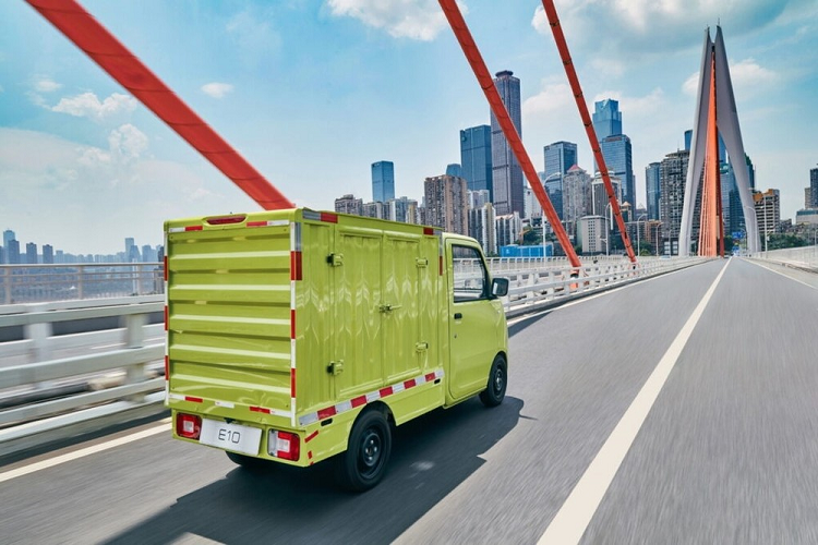 Ngoài ra, Wuling E10 còn được trang bị cụm pin LFP với dung lượng chỉ 9 kWh. Dù pin nhỏ nhưng vẫn giúp xe chạy được 150 km sau một lần sạc đầy, miễn là tài xế duy trì tốc độ trong khoảng 40 km/h. Người dùng có thể sạc pin cho xe với bộ sạc chậm AC và cắm sạc bằng nguồn điện 220V ở nhà.