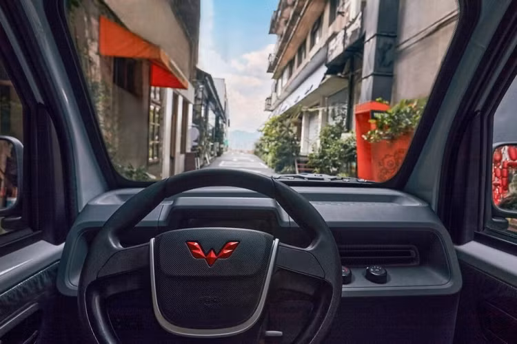 Ngoài bản tiêu chuẩn với thùng chở hàng bằng kim loại phía sau, Wuling E10 còn có phiên bản nóc cao hơn, được dùng như xe chở hàng đông lạnh hoặc xe bán hàng di động. Bên trong xe, Wuling E10 chỉ được trang bị 1 chỗ ngồi, hệ thống điều hòa chỉnh tay, bảng đồng hồ kỹ thuật số và 1 cổng USB để sạc điện thoại. Nhìn chung, cũng không thể đòi hỏi quá nhiều về mặt trang bị tiện nghi ở một mẫu xe chở hàng giá rẻ như thế này.