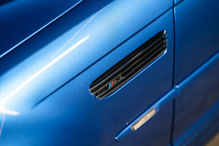 Điểm nổi bật của BMW M3 đời 2003 chính là màu sơn xanh đặc biệt mà BMW gọi là “Estoril Blue Metallic” do bộ phận BMW Individual thực hiện. Tông màu sơn này gợi nhớ đến M3 phiên bản E36.