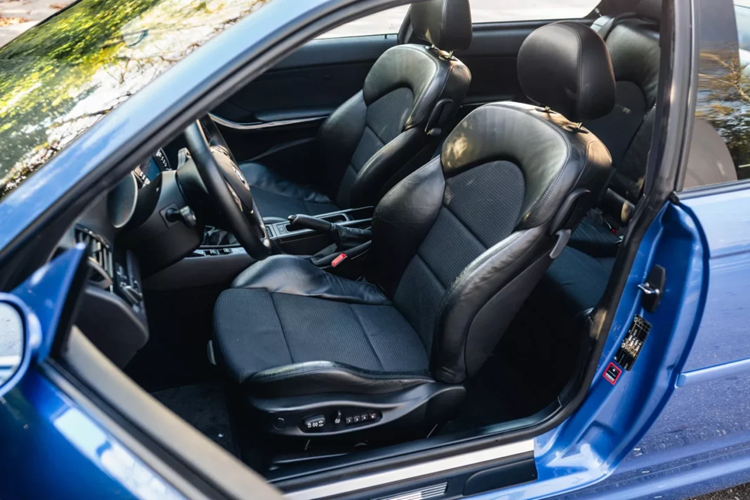 Được biết chiếc M này đã từng được sử dụng Tenerife, Tây Ban Nha trước khi trở về Đức vào năm 2022. Xe được chăm sóc một cách tỉ mỉ và đang trong tình trạng tốt. Màu sơn và nội thất của chiếc xe cũng rất đẹp.