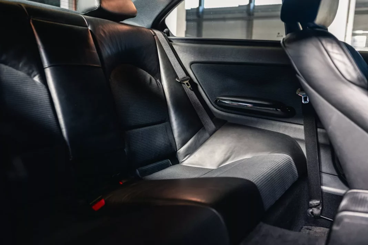 Nội thất của xe bao gồm ghế da đen và vải đen. Mặc dù nệm da có dấu hiệu sờn mòn và xuất hiện nhiều nếp gấp và vết nứt, điều này là điều dễ hiểu đối với một chiếc xe đã qua 20 năm sử dụng.