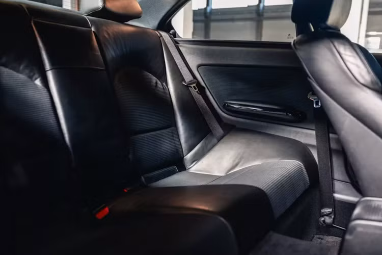 Nội thất của xe bao gồm ghế da đen và vải đen. Mặc dù nệm da có dấu hiệu sờn mòn và xuất hiện nhiều nếp gấp và vết nứt, điều này là điều dễ hiểu đối với một chiếc xe đã qua 20 năm sử dụng.