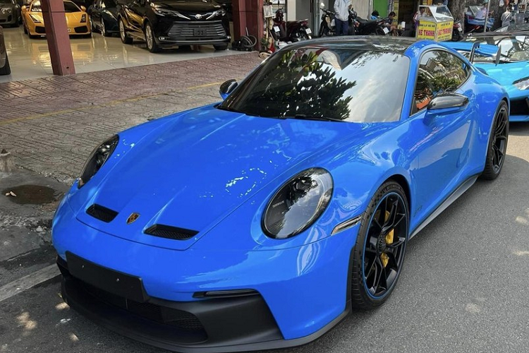 Ngày nay, có không ít nhà sưu tập siêu xe tại Việt Nam với dàn xe trên 10 chiếc, tuy nhiên, rất hiếm người lại chọn đam mê tậu xe theo màu, chẳng hạn như 1 người sưu tập xe kín tiếng đã sưu tập dàn siêu xe, xe đua đường phố cùng mang màu xanh dương đậm hay Lamborghini Gallardo và Mercedes-AMG G63 cùng tông xuyệt tông màu vàng...