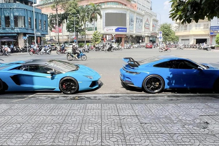 Trong đó, dàn xe Blue Car của người này mới có sự gia nhập của 1 thành viên, đó là siêu xe Lamborghini Aventador LP700-4 Roadster mui trần khá kín tiếng trong nhiều năm qua dù từng là chiếc xe đầu tiên về nước, rất hay được chủ cũ cho mang đi dạo phố nhưng kể từ ngày về tay 1 doanh nhân Hải Phòng, siêu bò lại hiếm khi được mang ra chạy.
