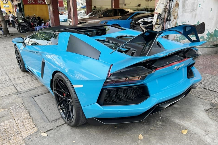 Siêu xe Lamborghini Aventador LP700-4 mui trần có 3 chế độ chạy được tích hợp hẳn trên vô lăng của xe bao gồm Strada-đường phố, Sport-thể thao và cuối cùng là Corsa-đường đua. Hiện số lượng dòng siêu xe mui trần Lamborghini Aventador LP700-4 Roadster tại Việt Nam trên 4 chiếc.