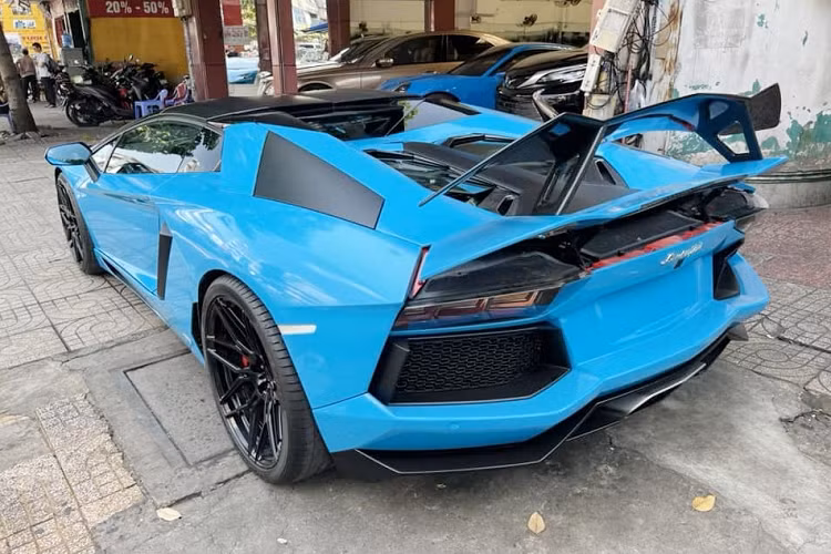 Siêu xe Lamborghini Aventador LP700-4 mui trần có 3 chế độ chạy được tích hợp hẳn trên vô lăng của xe bao gồm Strada-đường phố, Sport-thể thao và cuối cùng là Corsa-đường đua. Hiện số lượng dòng siêu xe mui trần Lamborghini Aventador LP700-4 Roadster tại Việt Nam trên 4 chiếc.