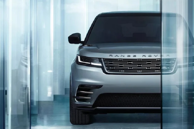 Ngoài ra, tùy theo phiên bản, những điểm nhấn nội thất Range Rover Velar 2024 sẽ trang trí kiểu Moonlight Chrome hoặc Satin Burnished Copper trên vô lăng và bảng điều khiển. Ngoài ra, những chi tiết ốp gỗ sử dụng loại gỗ veneer màu khói Shadow Grey Ash tiêu chuẩn.