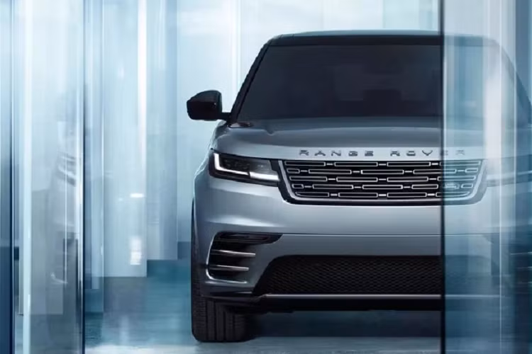 Ngoài ra, tùy theo phiên bản, những điểm nhấn nội thất Range Rover Velar 2024 sẽ trang trí kiểu Moonlight Chrome hoặc Satin Burnished Copper trên vô lăng và bảng điều khiển. Ngoài ra, những chi tiết ốp gỗ sử dụng loại gỗ veneer màu khói Shadow Grey Ash tiêu chuẩn.