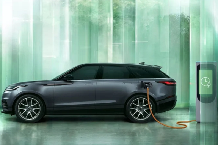 Khoang lái của Range Rover Velar chính là khu vực được tập trung nâng cấp. Cụm màn hình cảm ứng kép đã được thay thế bằng một màn hình trung tâm 11,4 inch mới gọn gàng và hiện đại hơn. Thiết kế màn hình cong theo bảng táp lô giúp hiển thị nhiều tính năng hơn, bao gồm hệ thống điều hòa.