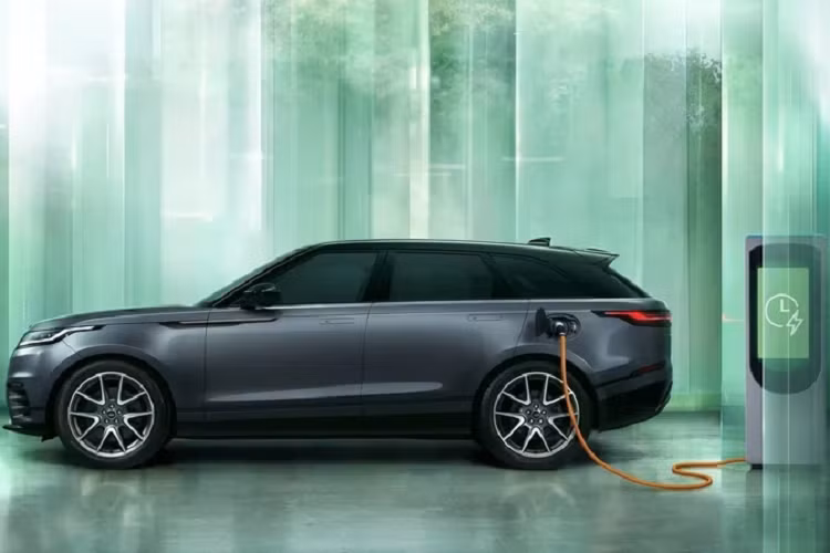 Khoang lái của Range Rover Velar chính là khu vực được tập trung nâng cấp. Cụm màn hình cảm ứng kép đã được thay thế bằng một màn hình trung tâm 11,4 inch mới gọn gàng và hiện đại hơn. Thiết kế màn hình cong theo bảng táp lô giúp hiển thị nhiều tính năng hơn, bao gồm hệ thống điều hòa.