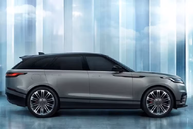 Trong khi giá xe Range Rover Velar 2024 tại Úc sẽ từ 106.150 – 157.900 AUD (1,77 – 2,63 tỷ đồng). Tại Mỹ, giá bán dành cho phiên bản động cơ xăng 2.0L 4 xi lanh sẽ từ 61.500 USD (1,44 tỷ đồng) Trong khi phiên bản động cơ xăng 3.0L 6 xi lanh sẽ từ 78.400 USD (1,8 tỷ đồng).