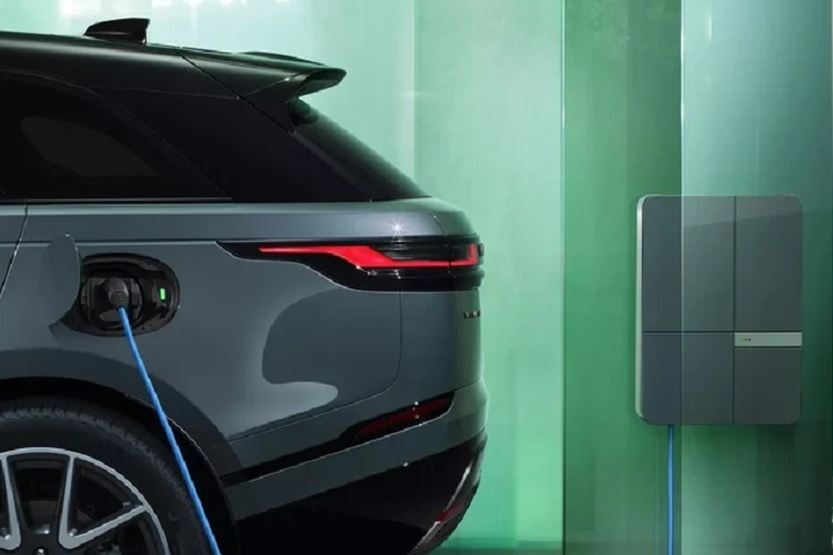 Khách hàng có thể nâng cấp bằng chất liệu nhôm với lớp hoàn thiện Technical Light Anodised hoặc Dark Anodised. Range Rover Velar 2024 vẫn duy trì 6 tùy chọn động cơ. Tuy nhiên khối động cơ P400e plug-in hybrid được nâng cấp dung lượng khối pin lithium-ion từ 13,6 kWh lên 19,2 kWh.