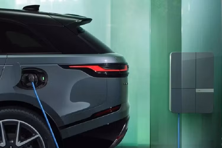 Khách hàng có thể nâng cấp bằng chất liệu nhôm với lớp hoàn thiện Technical Light Anodised hoặc Dark Anodised. Range Rover Velar 2024 vẫn duy trì 6 tùy chọn động cơ. Tuy nhiên khối động cơ P400e plug-in hybrid được nâng cấp dung lượng khối pin lithium-ion từ 13,6 kWh lên 19,2 kWh.