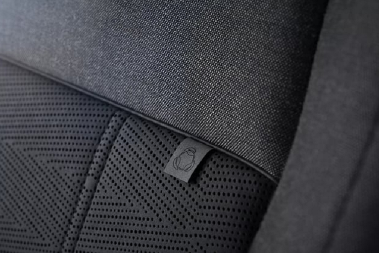 Cải tiến này giúp phạm vi hoạt động thuần điện tăng thêm 11 km, đạt mức tối đa 64 km. Khả năng sạc cũng được cải thiện với chuẩn sạc nhanh DC, giúp thời gian sạc từ 0-80% chỉ trong 30 phút với bộ sạc 50kW. Với bộ sạc 7kW tiêu chuẩn, bộ pin cần 2,5 giờ để sạc đầy.