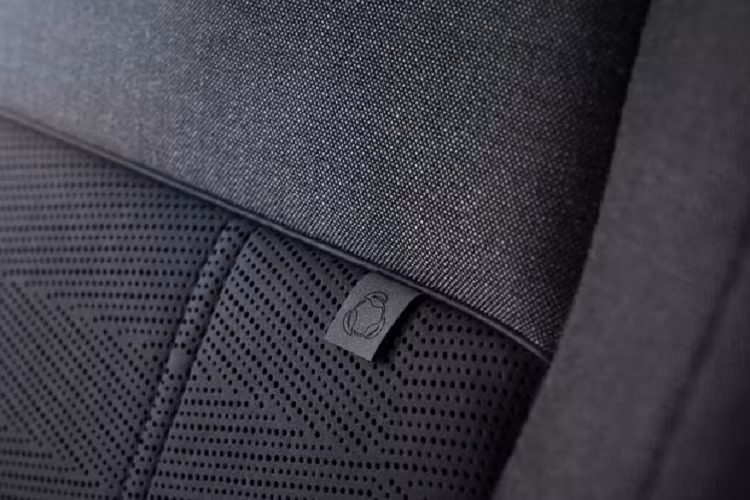 Cải tiến này giúp phạm vi hoạt động thuần điện tăng thêm 11 km, đạt mức tối đa 64 km. Khả năng sạc cũng được cải thiện với chuẩn sạc nhanh DC, giúp thời gian sạc từ 0-80% chỉ trong 30 phút với bộ sạc 50kW. Với bộ sạc 7kW tiêu chuẩn, bộ pin cần 2,5 giờ để sạc đầy.