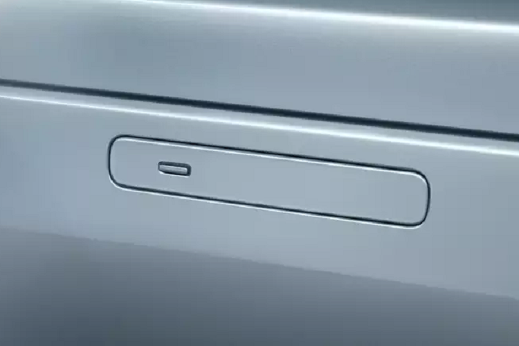 Những phiên bản động cơ 6 xi lanh và PHEV sẽ trang bị tiêu chuẩn hệ thống treo thích ứng chủ động Adaptive Dynamic, trong khi hệ thống treo khí nén có thể nâng cấp dưới dạng tùy chọn. Hiện tại, các khách hàng tại Vương Quốc Anh (UK), Châu Âu và Úc đã có thể đặt hàng Range Rover Velar 2024. Giá bán khởi điểm tại UK sẽ dao động từ 54.045 – 79.825 bảng (1,56 – 2,3 tỷ đồng).