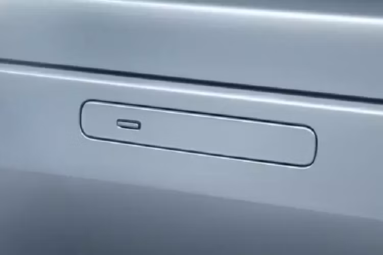 Những phiên bản động cơ 6 xi lanh và PHEV sẽ trang bị tiêu chuẩn hệ thống treo thích ứng chủ động Adaptive Dynamic, trong khi hệ thống treo khí nén có thể nâng cấp dưới dạng tùy chọn. Hiện tại, các khách hàng tại Vương Quốc Anh (UK), Châu Âu và Úc đã có thể đặt hàng Range Rover Velar 2024. Giá bán khởi điểm tại UK sẽ dao động từ 54.045 – 79.825 bảng (1,56 – 2,3 tỷ đồng).