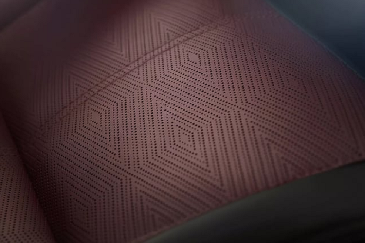 Ngoài ra, thông số động cơ không có nhiều thay đổi, sức mạnh 6 phiên bản vẫn lần lượt như sau: P250: Động cơ xăng 2.0L 4 xi lanh tăng áp công suất 247 mã lực và mô-men xoắn 365 Nm. P340: Động cơ xăng 3.0L 6 xi lanh MHEV công suất 335 mã lực và mô-men xoắn 480 Nm. P400: Động cơ xăng 3.0L 6 xi lanh MHEV công suất 395 mã lực và mô-men xoắn 550 Nm.