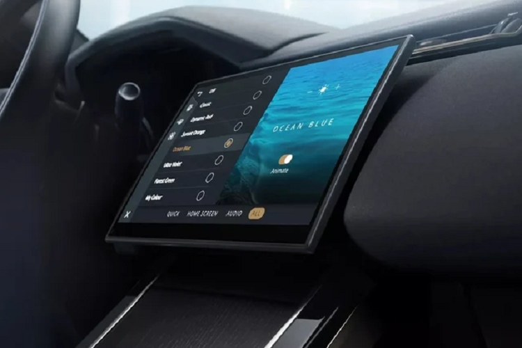 Land Rover cũng tự tin công bố Range Rover Velar 2024 có khoang nội thất yên tĩnh nhất phân khúc nhờ tính năng Khử tiếng ồn chủ động, đi kèm với hệ thống âm thanh vòm Meridian 3D Surround Sound System 17 loa cao cấp. Ngoài ra, khoang cabin luôn được đảm bảo không khí sạch với hệ thống lọc Cabin Air Purification Plus. 