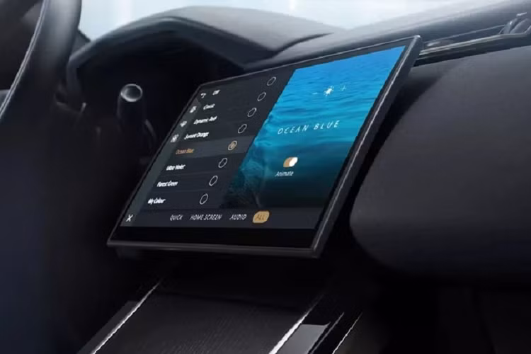 Land Rover cũng tự tin công bố Range Rover Velar 2024 có khoang nội thất yên tĩnh nhất phân khúc nhờ tính năng Khử tiếng ồn chủ động, đi kèm với hệ thống âm thanh vòm Meridian 3D Surround Sound System 17 loa cao cấp. Ngoài ra, khoang cabin luôn được đảm bảo không khí sạch với hệ thống lọc Cabin Air Purification Plus. 