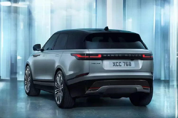 Ở ngoại thất, nét đẹp Range Rover Velar 2024 mới vẫn rất bền bỉ, chưa có dấu hiệu lỗi thời ở thời điểm hiện tại. Chính vì vậy những nhà thiết kế của Land Rover chỉ điều chỉnh rất nhỏ. Ví dụ cụm đèn pha Pixel LED chỉ làm mới phần đồ họa, lưới tản nhiệt điều chỉnh theo phong cách Range Rover mới.