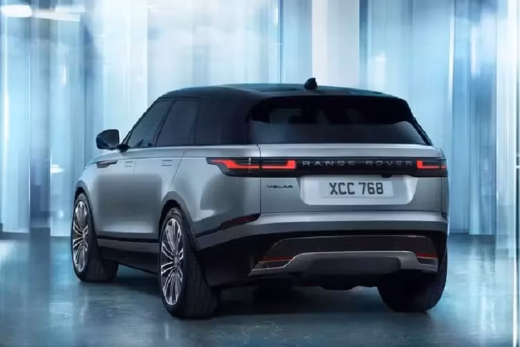 Ở ngoại thất, nét đẹp Range Rover Velar 2024 mới vẫn rất bền bỉ, chưa có dấu hiệu lỗi thời ở thời điểm hiện tại. Chính vì vậy những nhà thiết kế của Land Rover chỉ điều chỉnh rất nhỏ. Ví dụ cụm đèn pha Pixel LED chỉ làm mới phần đồ họa, lưới tản nhiệt điều chỉnh theo phong cách Range Rover mới.