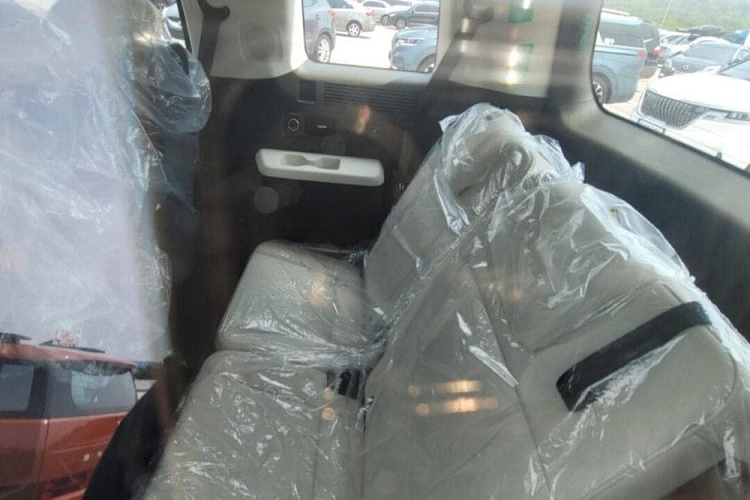 Vô lăng của xe có thiết kế 3 chấu mới, đi kèm 4 dấu chấm thay cho logo Hyundai. Phía sau vô lăng còn có lẫy chuyển số thể thao và cần số điện tử mới. Chưa hết, Hyundai Santa Fe 2024 còn được trang bị màn hình cong mới, tích hợp bảng đồng hồ kỹ thuật số và màn hình cảm ứng trung tâm cùng có kích thước 12,3 inch.