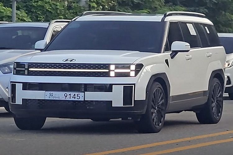 Vào hồi cuối tháng 7 vừa qua, hãng Hyundai đã tung ra những hình ảnh chính thức đầu tiên của SantaFe thế hệ mới. Đến nay, hãng Hyundai lại dùng một đoạn video ngắn để hé lộ thời điểm ra mắt cụ thể của mẫu SUV hạng trung này. Theo đó, Hyundai SantaFe thế hệ thứ 5 sẽ chính thức trình làng vào ngày 10/8 tới đây ở Hàn Quốc.