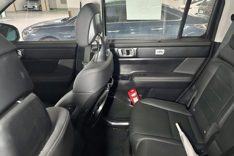 Bên trong Hyundai Santa Fe 2024 tiếp tục là không gian nội thất 3 hàng ghế như trước. Xe sẽ có 2 cấu hình chỗ ngồi là 2+2+2 và 2+3+2. Trong đó, phiên bản 6 chỗ đi kèm 2 ghế thương gia nằm độc lập với nhau ở giữa xe. Tương tự ngoại thất, nội thất của mẫu xe này cũng có chi tiết thiết kế hình chữ "H" như mặt táp-lô và chỉ thêu trên ghế.