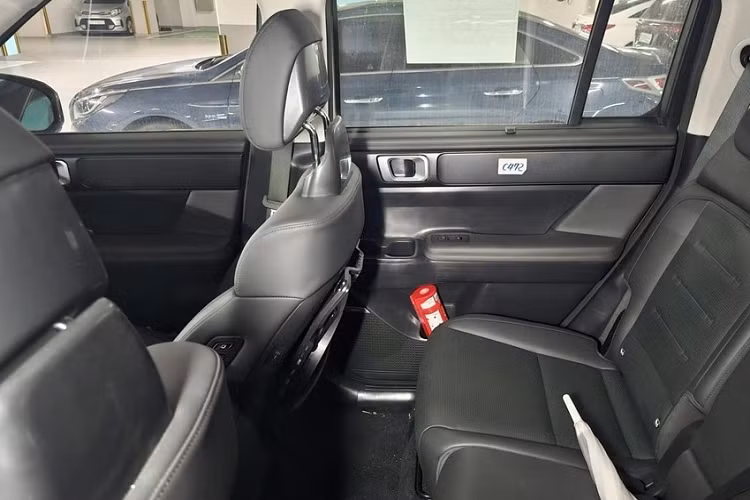 Bên trong Hyundai Santa Fe 2024 tiếp tục là không gian nội thất 3 hàng ghế như trước. Xe sẽ có 2 cấu hình chỗ ngồi là 2+2+2 và 2+3+2. Trong đó, phiên bản 6 chỗ đi kèm 2 ghế thương gia nằm độc lập với nhau ở giữa xe. Tương tự ngoại thất, nội thất của mẫu xe này cũng có chi tiết thiết kế hình chữ "H" như mặt táp-lô và chỉ thêu trên ghế.