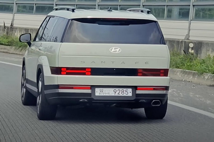 Nằm bên trong hốc bánh là nhiều loại vành la-zăng khác nhau với đường kính lên đến 21 inch. Đằng sau xe, mẫu xe SUV Hyundai SantaFe 2024 được trang bị cửa cốp thẳng đứng, đèn hậu đặt thấp và kéo dài sang hai bên chắn bùn, dải đèn nằm ngang trên cản sau cũng như ống xả đơn hình thang. Đây cũng là khu vực có thiết kế gây tranh cãi nhất của mẫu SUV hạng trung này.