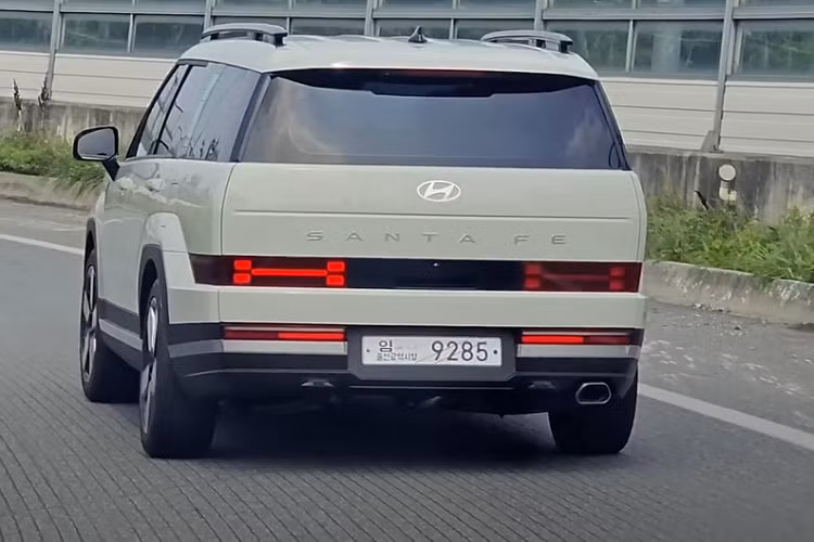 Nằm bên trong hốc bánh là nhiều loại vành la-zăng khác nhau với đường kính lên đến 21 inch. Đằng sau xe, mẫu xe SUV Hyundai SantaFe 2024 được trang bị cửa cốp thẳng đứng, đèn hậu đặt thấp và kéo dài sang hai bên chắn bùn, dải đèn nằm ngang trên cản sau cũng như ống xả đơn hình thang. Đây cũng là khu vực có thiết kế gây tranh cãi nhất của mẫu SUV hạng trung này.