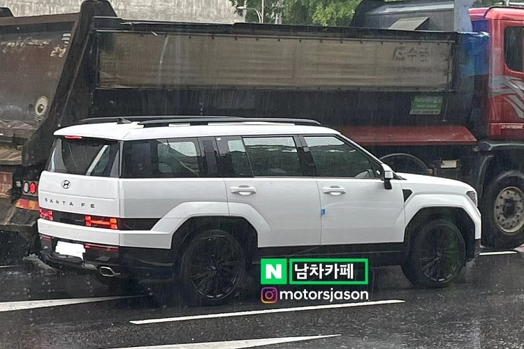 Những thông tin cụ thể của Hyundai SantaFe 2024 mới như kích thước, trang bị hay động cơ vẫn được giữ kín. Trong khi đó, thiết kế ngoại thất và nội thất của xe đã không còn là bí ẩn. Ngoài những hình ảnh do hãng tung ra, mẫu SUV hạng trung này còn thường xuyên xuất hiện trên đường phố Hàn Quốc trong thời gian qua mà không hề ngụy trang.
