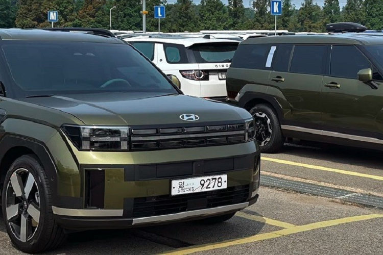 Như thông tin đã đưa, ở thế hệ thứ 5, Hyundai SantaFe đã lột xác hoàn toàn về mặt thiết kế. Mẫu SUV hạng trung này được tạo hình theo hơi hướng đồ sộ và vuông vức, gợi liên tưởng đến xe sang Anh quốc Land Rover Defender. Điểm nhấn đáng chú ý nhất ở ngoại thất của Hyundai SantaFe 2024 là những chi tiết được tạo hình chữ "H" như đèn LED định vị ban ngày kiêm đèn báo rẽ, cản trước và đèn hậu.