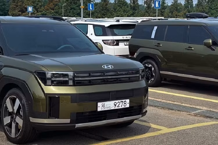 Như thông tin đã đưa, ở thế hệ thứ 5, Hyundai SantaFe đã lột xác hoàn toàn về mặt thiết kế. Mẫu SUV hạng trung này được tạo hình theo hơi hướng đồ sộ và vuông vức, gợi liên tưởng đến xe sang Anh quốc Land Rover Defender. Điểm nhấn đáng chú ý nhất ở ngoại thất của Hyundai SantaFe 2024 là những chi tiết được tạo hình chữ "H" như đèn LED định vị ban ngày kiêm đèn báo rẽ, cản trước và đèn hậu.