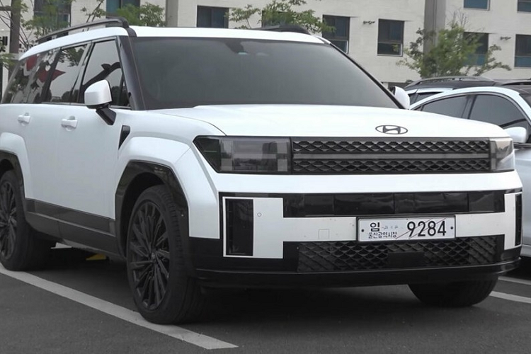 Trong khi đó, lưới tản nhiệt của xe có 2 kiểu thiết kế khác nhau, tùy thuộc vào phiên bản. Cả lưới tản nhiệt và đèn pha đều được chia đôi bằng dải đèn LED định vị ban ngày nằm vắt ngang đầu xe. Riêng logo của hãng Hyundai đã được chuyển từ lưới tản nhiệt lên nắp ca-pô. Tiếp theo đó là khe gió nằm dọc ở hai góc đầu xe, hốc gió trung tâm rộng trên cản trước, sườn xe thẳng thớm, bằng phẳng, hốc bánh góc cạnh, kính cửa sổ rộng và baga nóc nổi bật.