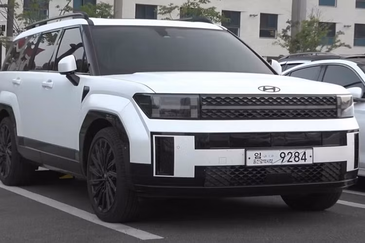 Trong khi đó, lưới tản nhiệt của xe có 2 kiểu thiết kế khác nhau, tùy thuộc vào phiên bản. Cả lưới tản nhiệt và đèn pha đều được chia đôi bằng dải đèn LED định vị ban ngày nằm vắt ngang đầu xe. Riêng logo của hãng Hyundai đã được chuyển từ lưới tản nhiệt lên nắp ca-pô. Tiếp theo đó là khe gió nằm dọc ở hai góc đầu xe, hốc gió trung tâm rộng trên cản trước, sườn xe thẳng thớm, bằng phẳng, hốc bánh góc cạnh, kính cửa sổ rộng và baga nóc nổi bật.