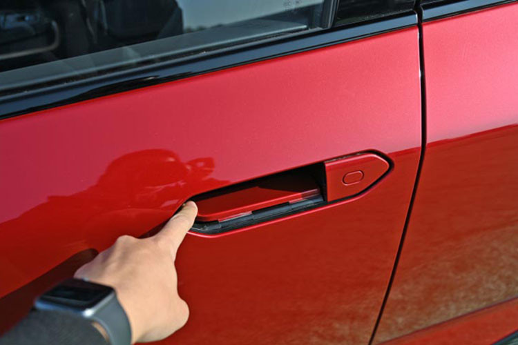 Tùy phiên bản, xe sẽ dùng vành có đường kính 16 - 18 inch. Trong khi đó, nẹp hốc bánh, nẹp sườn xe, ốp gương ngoại thất và các cột đều được sơn màu đen bóng. Đằng sau Toyota bZ3 cũng có đèn hậu nằm vắt ngang, tương tự dải đèn LED định vị ban ngày. Phía trên đèn hậu là cánh gió nhỏ, tích hợp vào nắp cốp sau. Trong khi đó, dưới cản sau xuất hiện tấm ốp gầm để tối ưu hóa tính khí động lực học cho xe.