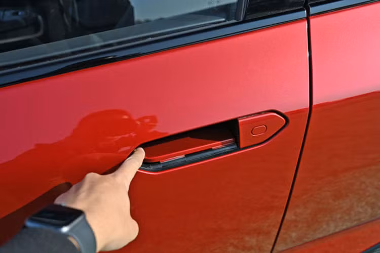 Tùy phiên bản, xe sẽ dùng vành có đường kính 16 - 18 inch. Trong khi đó, nẹp hốc bánh, nẹp sườn xe, ốp gương ngoại thất và các cột đều được sơn màu đen bóng. Đằng sau Toyota bZ3 cũng có đèn hậu nằm vắt ngang, tương tự dải đèn LED định vị ban ngày. Phía trên đèn hậu là cánh gió nhỏ, tích hợp vào nắp cốp sau. Trong khi đó, dưới cản sau xuất hiện tấm ốp gầm để tối ưu hóa tính khí động lực học cho xe.