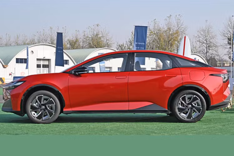 Mẫu sedan sở hữu đường nét hiện đại, tính khí động học cao, chiều dài cơ sở tương đương Camry và tầm hoạt động lên đến 600 km. Xe sở hữu chiều dài 4.725 mm, chiều rộng 1.835 mm, chiều cao 1.475 mm và chiều dài cơ sở 2.880 mm. Như vậy, mẫu xe này có kích thước tương đương đàn anh Toyota Camry.