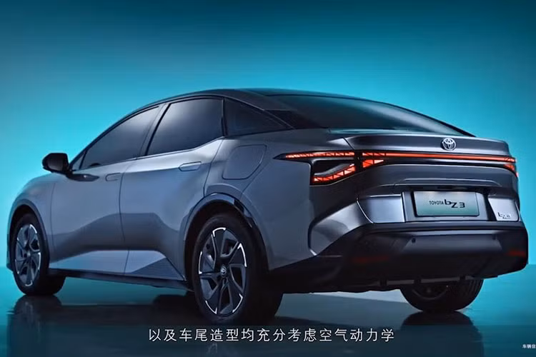 Tại Trung Quốc, giá xe Toyota bZ3 2023 khởi điểm từ 27.400 USD (khoảng 650 triệu đồng) và bản cao cấp nhất có giá 31.800 USD (tương đương 755 triệu đồng). Mức giá này rẻ hơn hẳn so với con số 279.000 nhân dân tệ (950 triệu đồng) của Tesla Model 3.